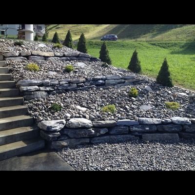 Un jardin de rocaille avec des escaliers qui y mènent