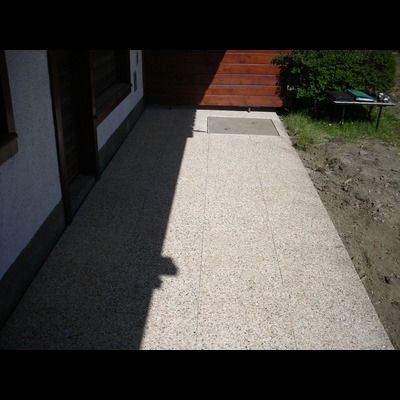 L'ombre d'une personne est projetée sur une passerelle en béton