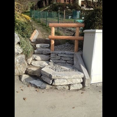 Un mur de pierre entouré d'une clôture en bois