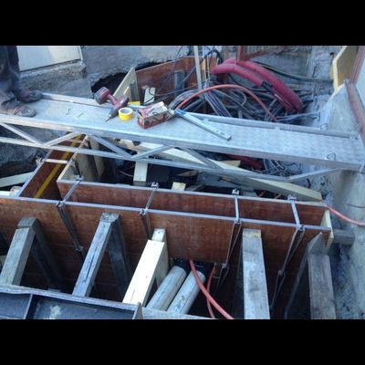 Un chantier avec un échafaudage et un tas d'outils