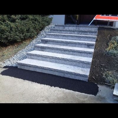 Un ensemble d'escaliers en pierre menant à une maison.