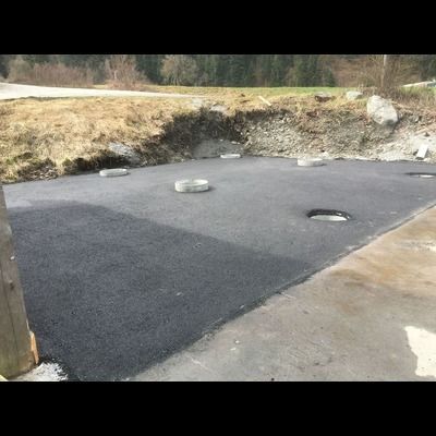 Il y a un trou dans le sol au milieu de la route.