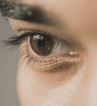 Un primer plano del ojo de una mujer con pestañas largas.