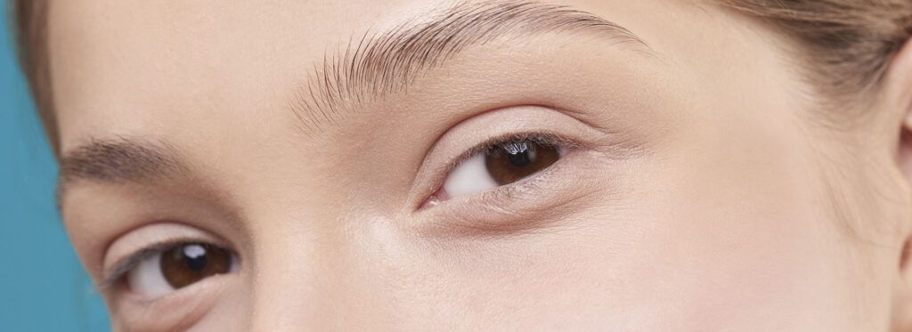 Un primer plano del ojo de una mujer con un fondo azul.