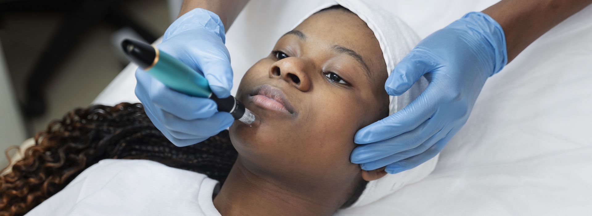 Una mujer está recibiendo un tratamiento facial en un spa.