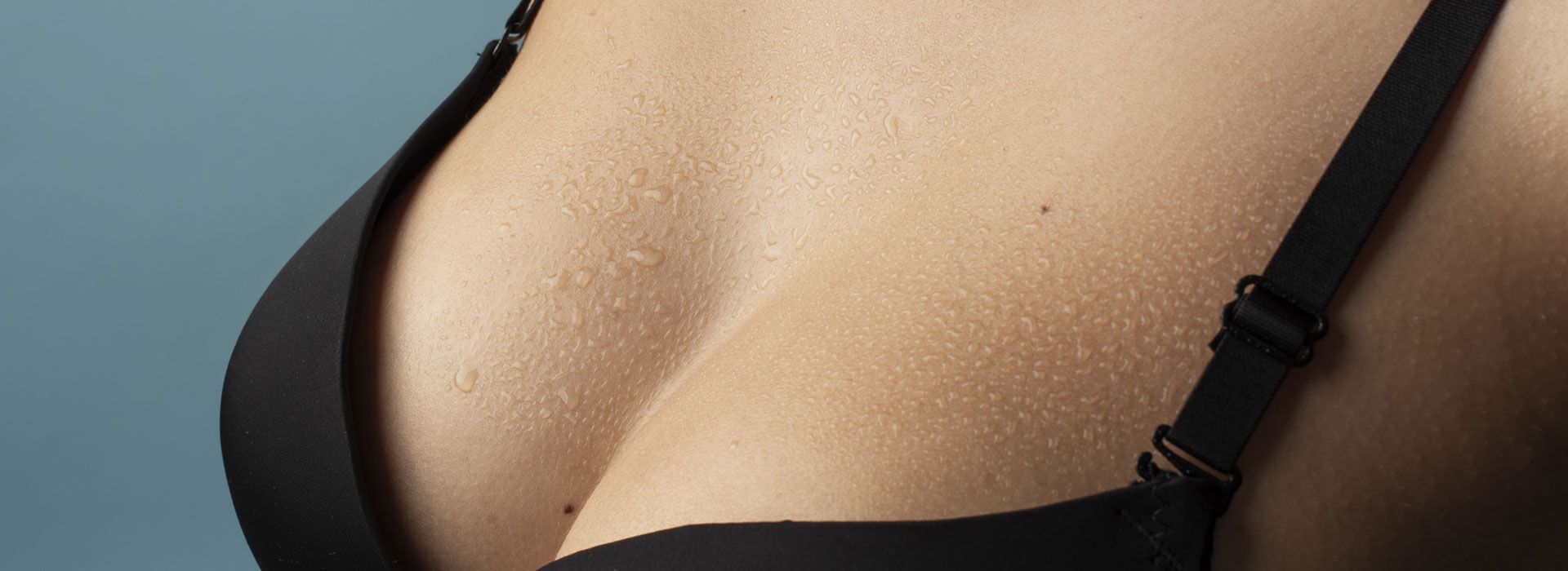 La espalda de una mujer que lleva un sujetador negro.