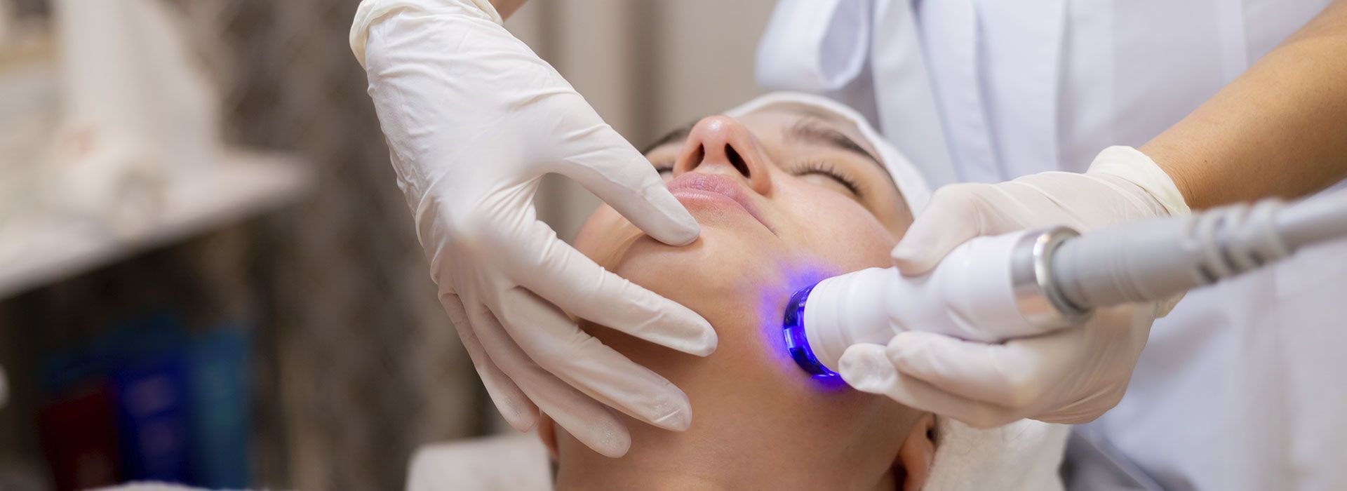 Una mujer está recibiendo un tratamiento facial en un salón de belleza.