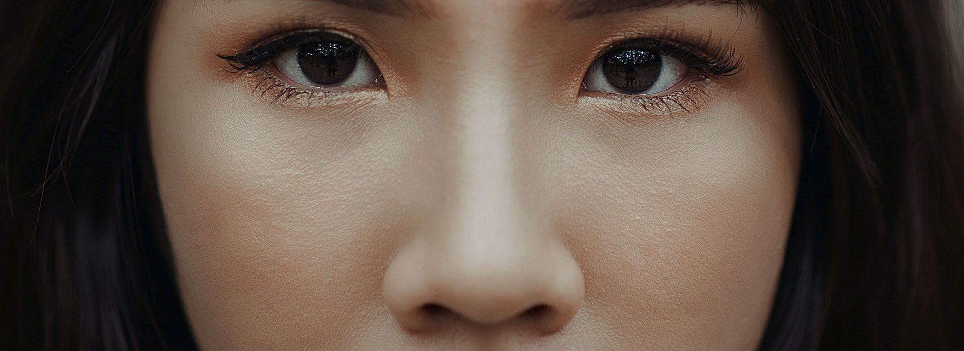 Un primer plano del rostro de una mujer con pecas.