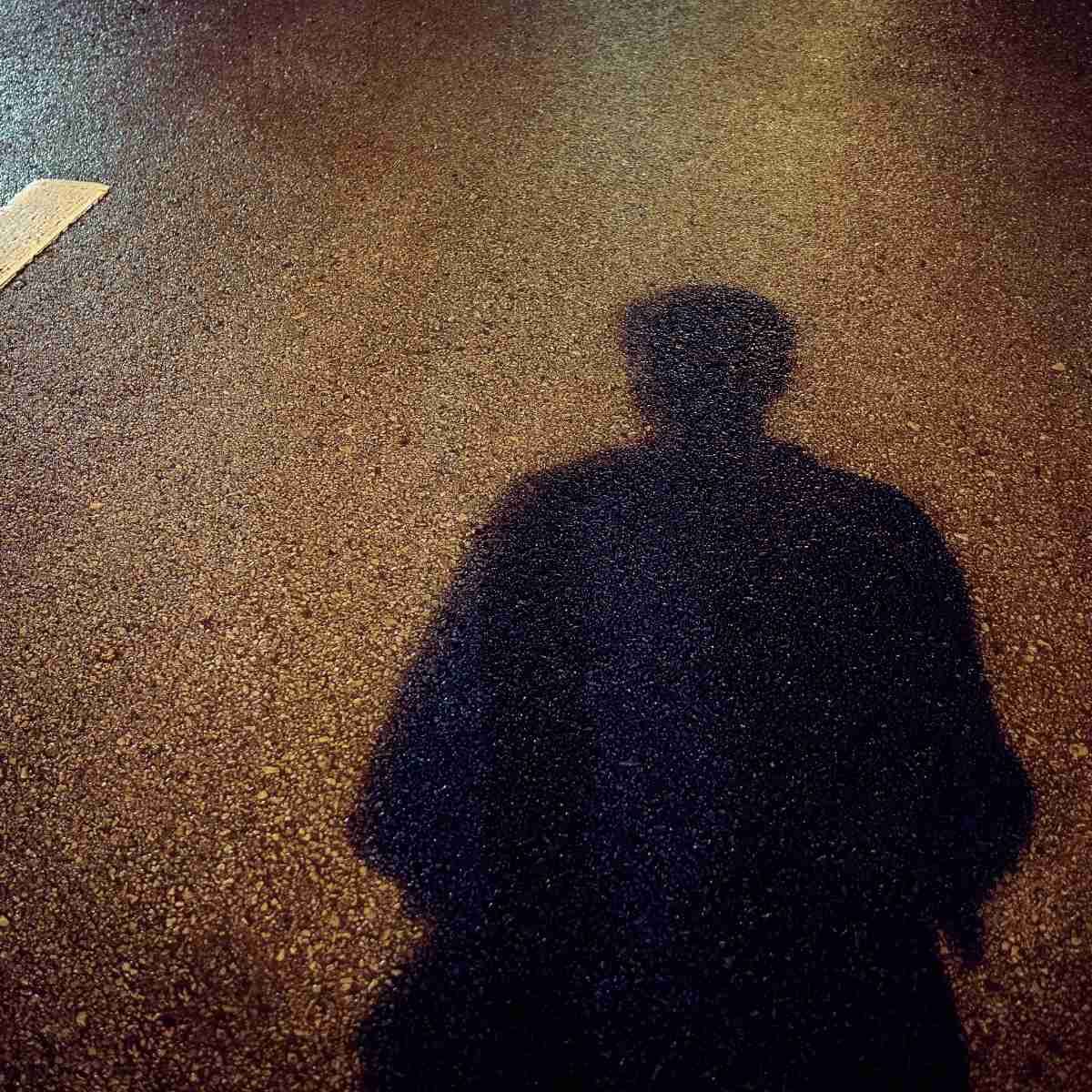 La sombra de una persona se proyecta en el suelo.