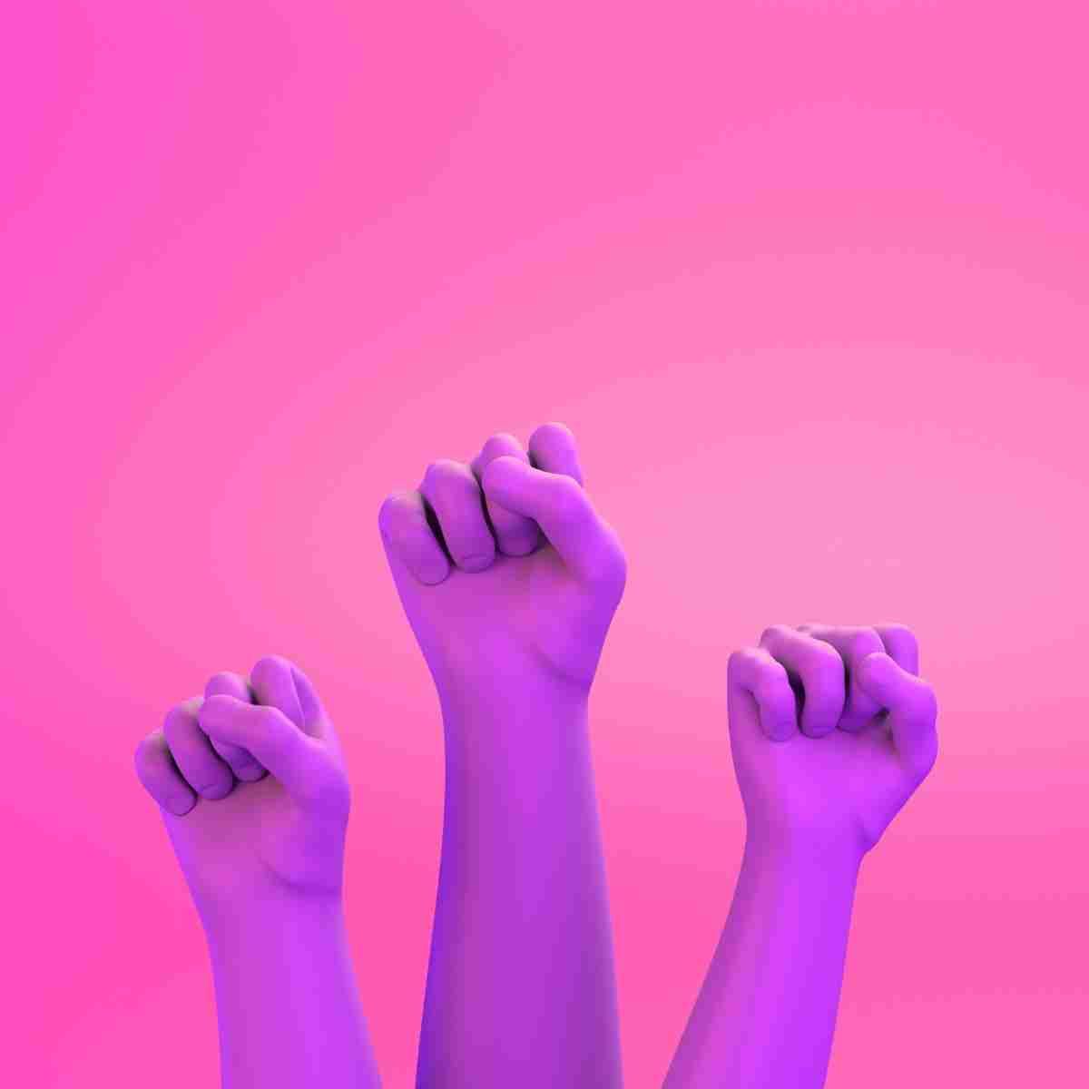 Tres puños morados se levantan en el aire sobre un fondo rosa.
