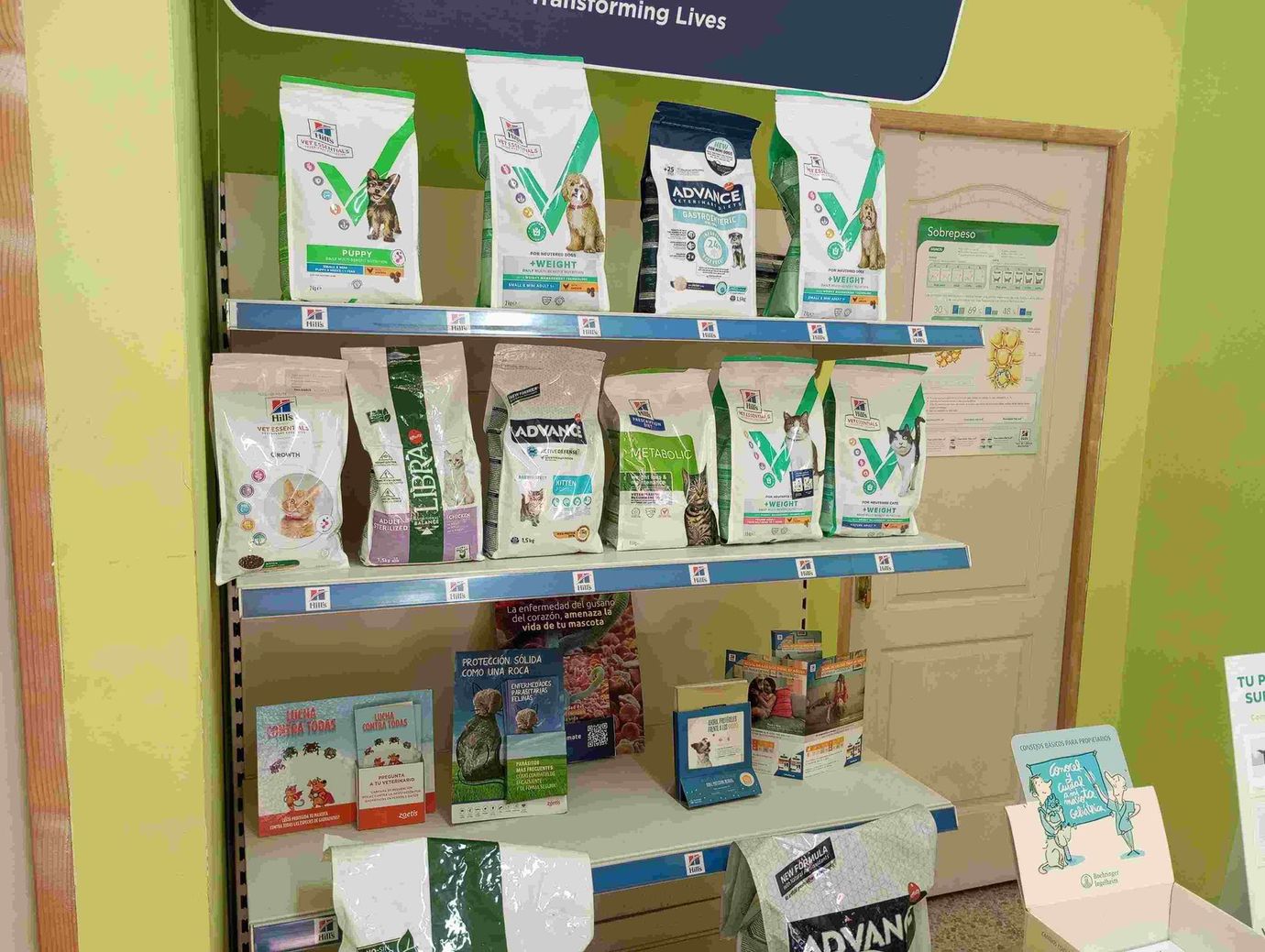 Un estante lleno de bolsas de comida para perros en una tienda.