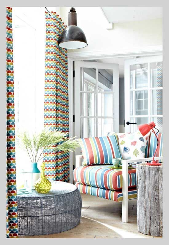 bunter Sessel am Fenster