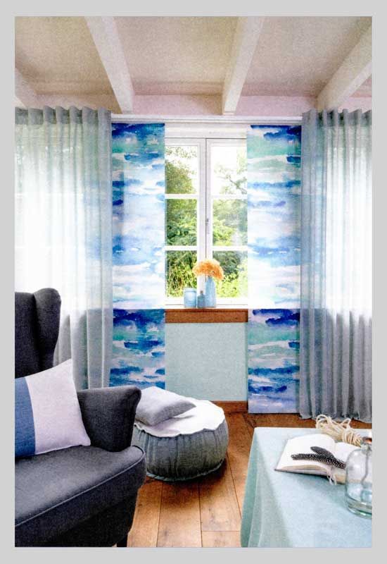 blau gemusterte Gardinen