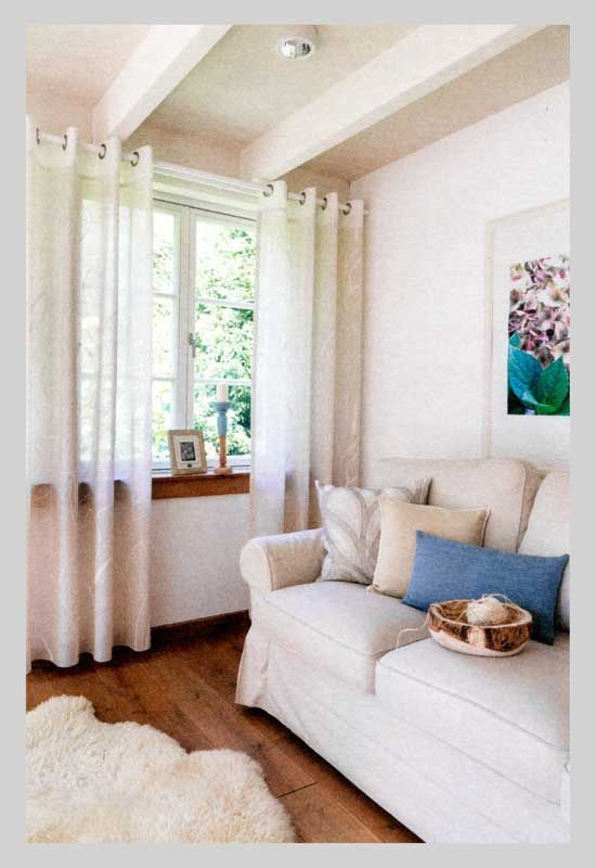 Wohnzimmer mit hellen Gardinen