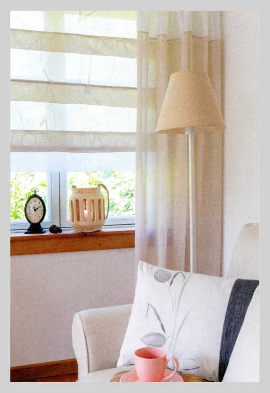 heller Raum mit Gardinen