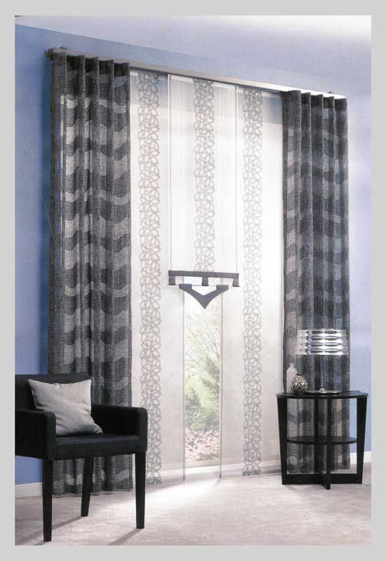 dunkle Vorhänge und Tüllgardinen