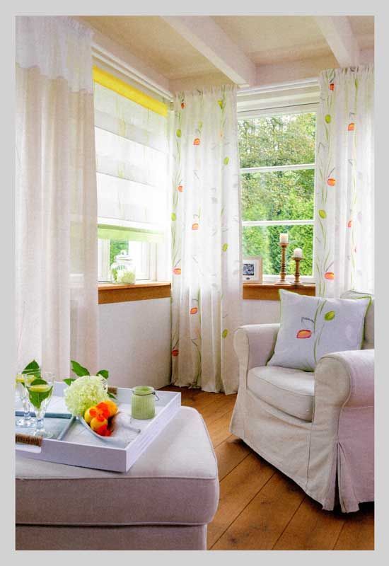 heller Raum mit Gardinen