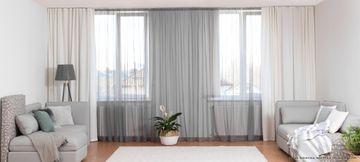 Wohnzimmer mit bodenlangen Gardinen