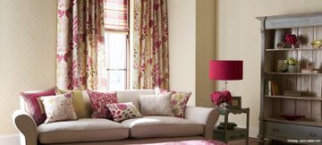 Wohnzimmer mit gemusterten Gardinen
