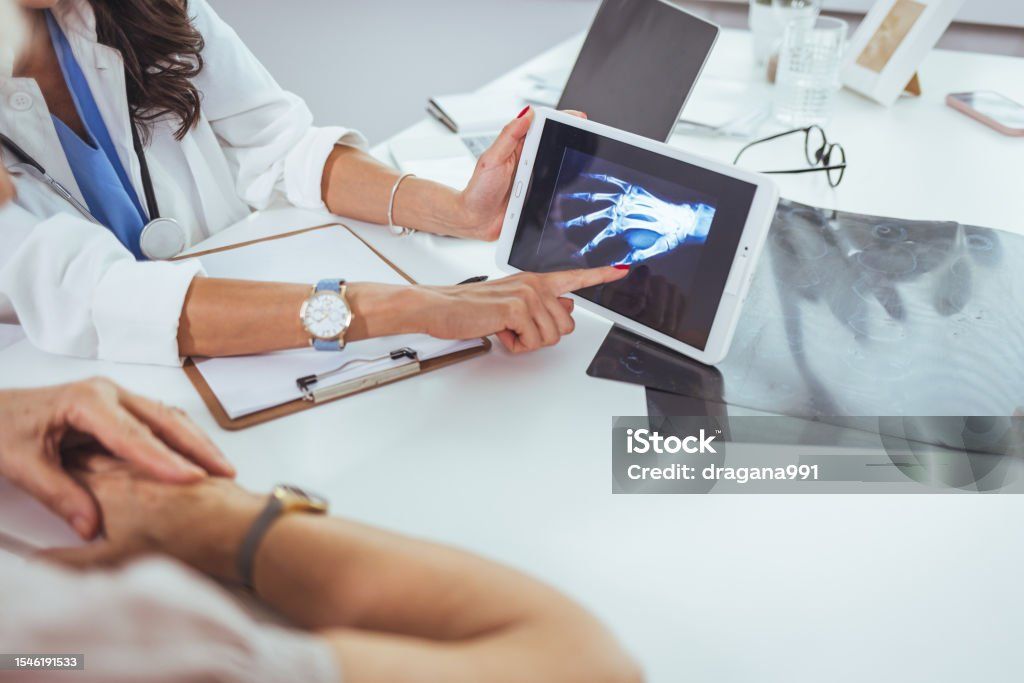 Uma pessoa está segurando a mão com uma mancha vermelha no dedo.