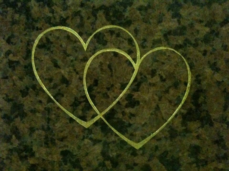 2 coeurs enlacés sur un marbre vert et noir