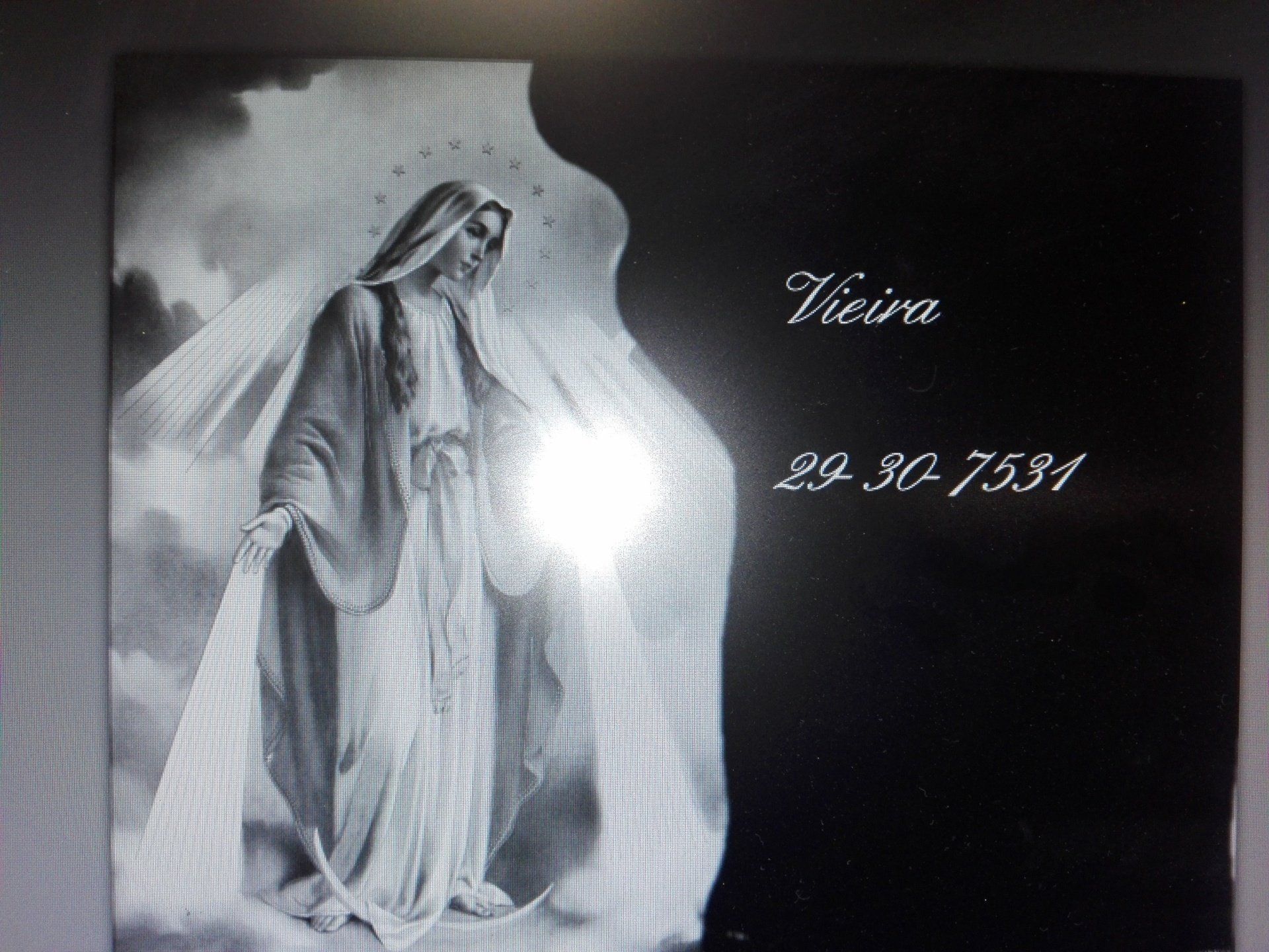 Copie en gravure d'une figure religieuse sur plaque funéraire en marbre noir