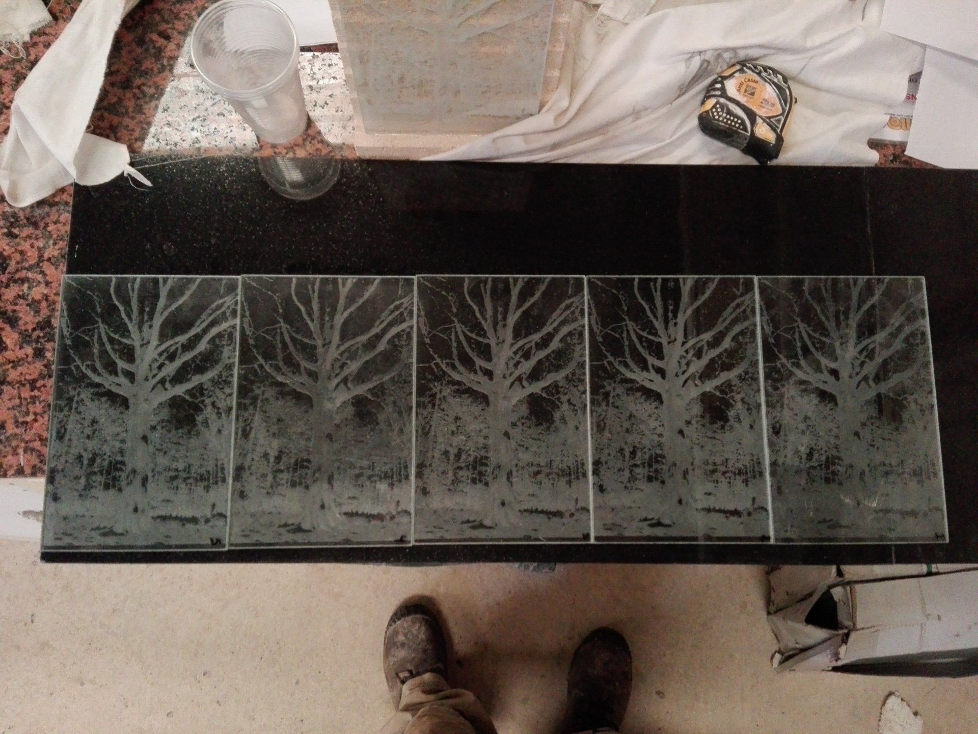 Série d'arbres effeuillés sur plaque en pierre noire