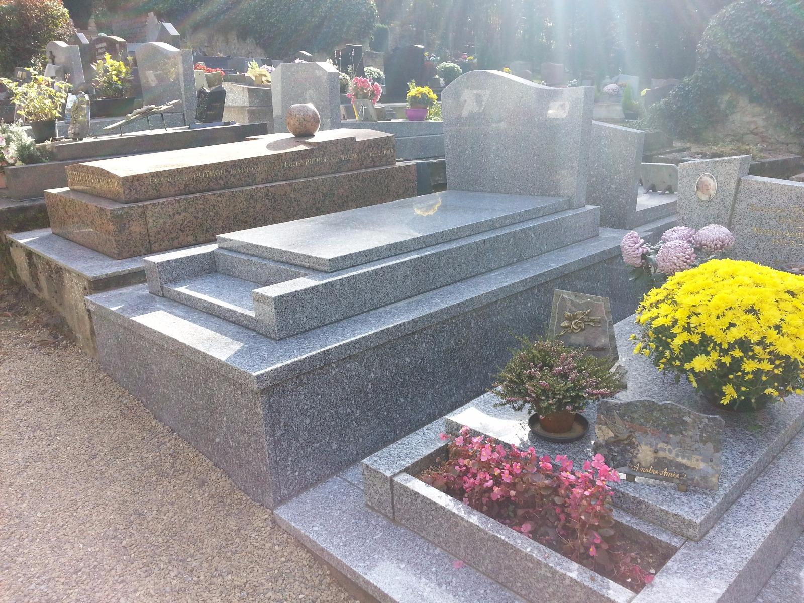 Plusieurs pierres tombales