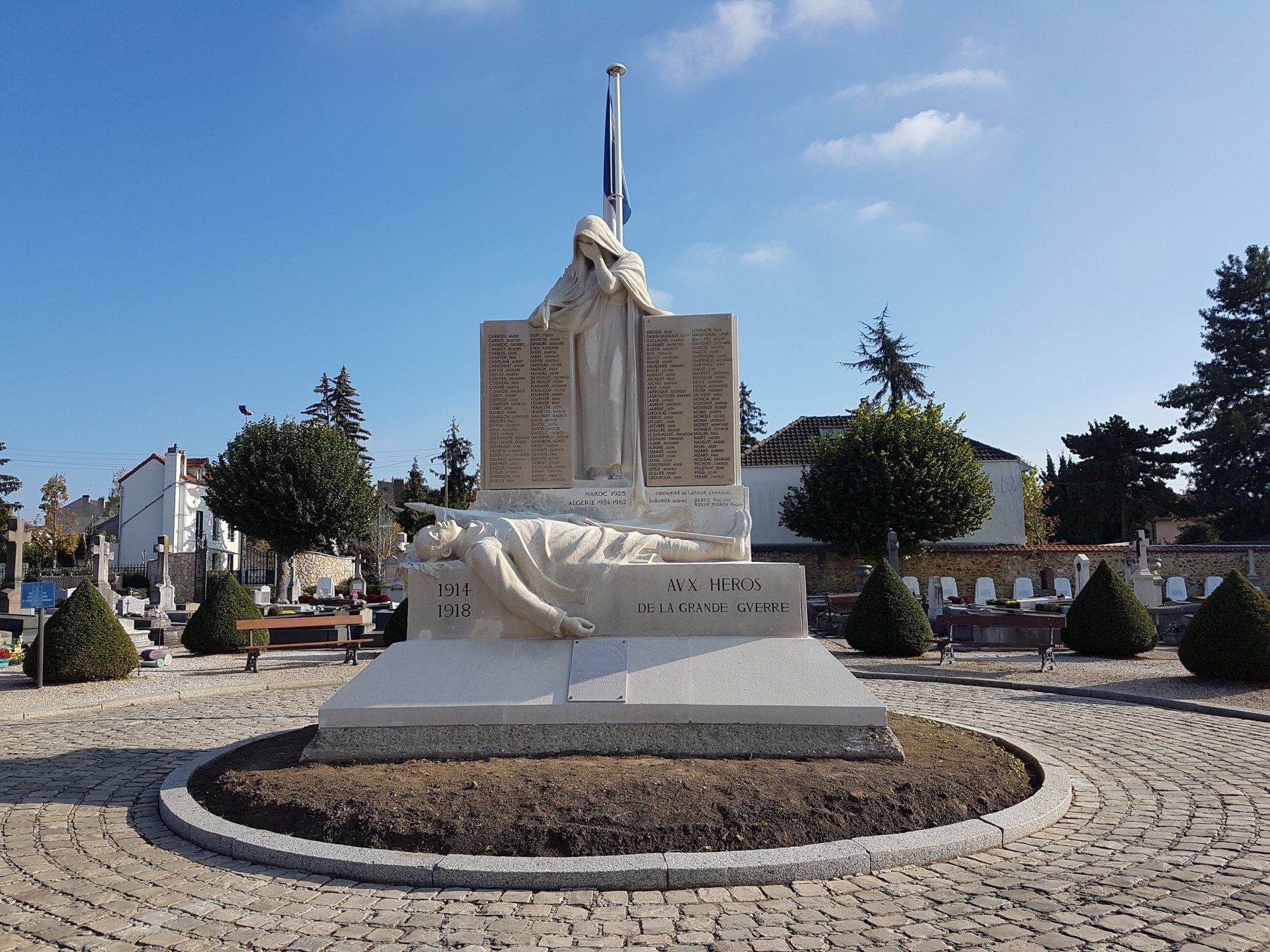 Monument aux morts au centre d'une place