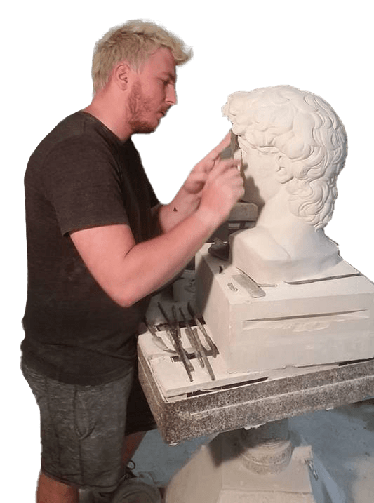 Tailleur de pierre au travail sur un buste de type romain