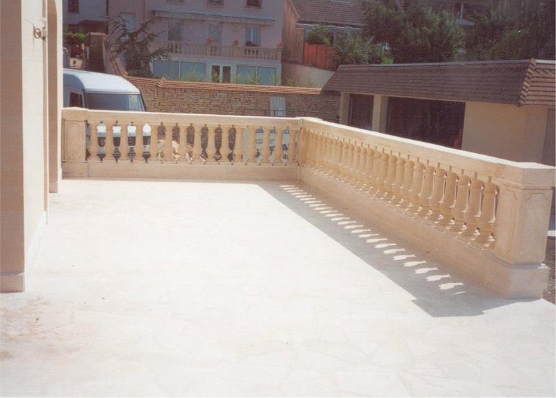 Belle rembarde extérieure en pierre de style classique