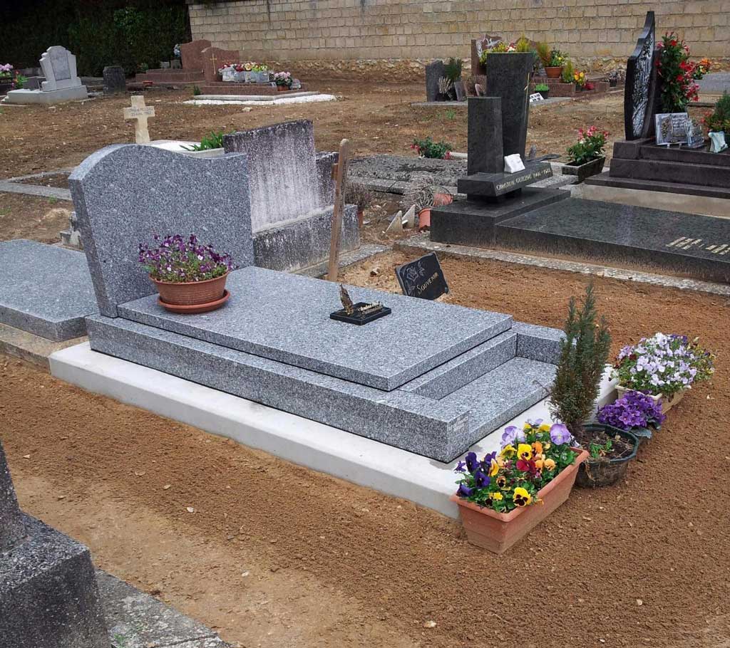 Tombe en marbre noir et gris