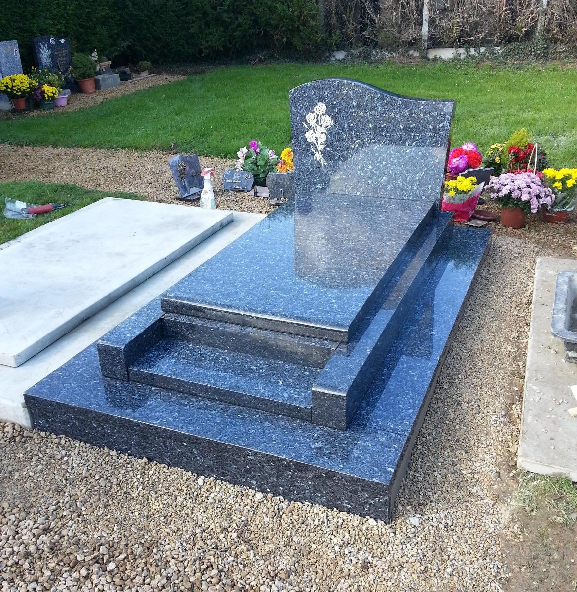 Tombe en marbre noir et gravure au laser