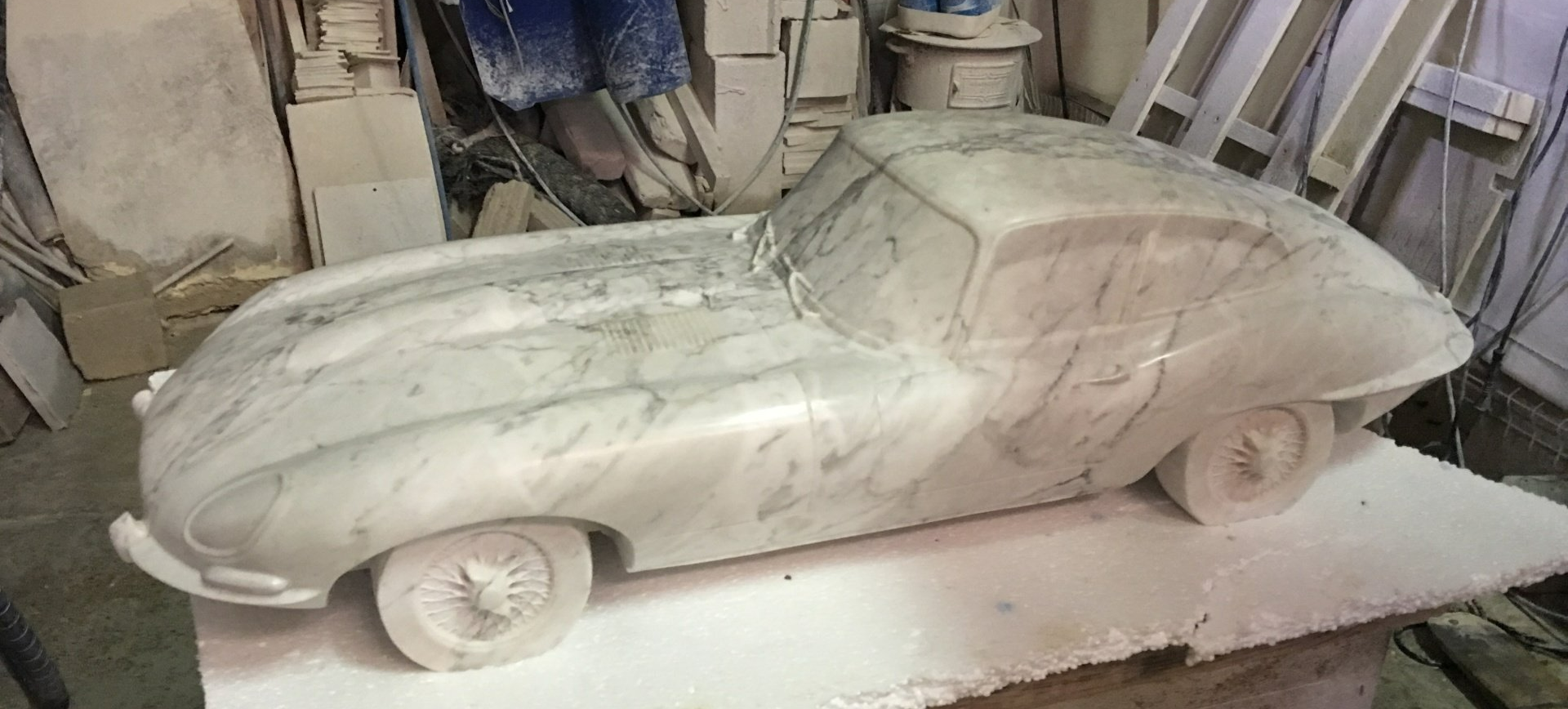 Statue en marbre d'une vieille voiture de course