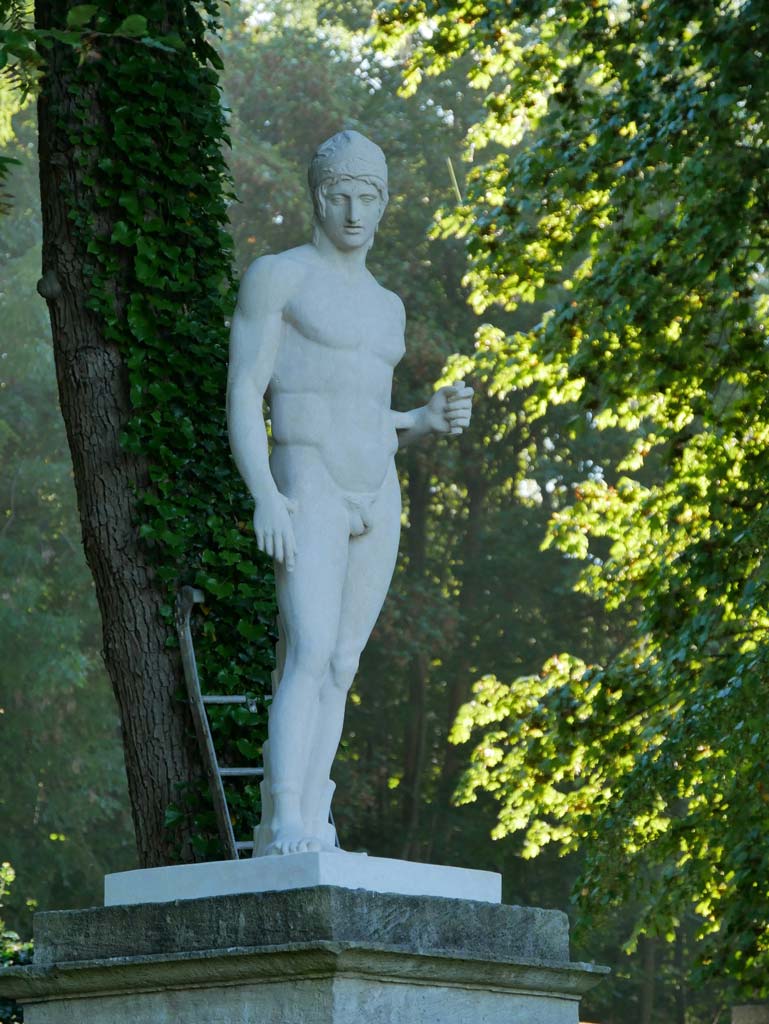 Statues dans un style antique en marbre blanc