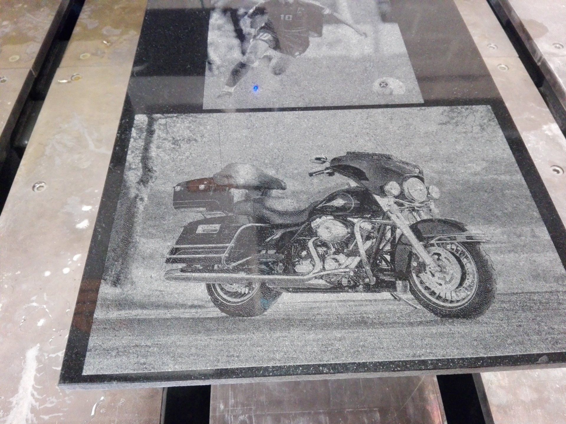 Gravure laser d'une moto arrêtée