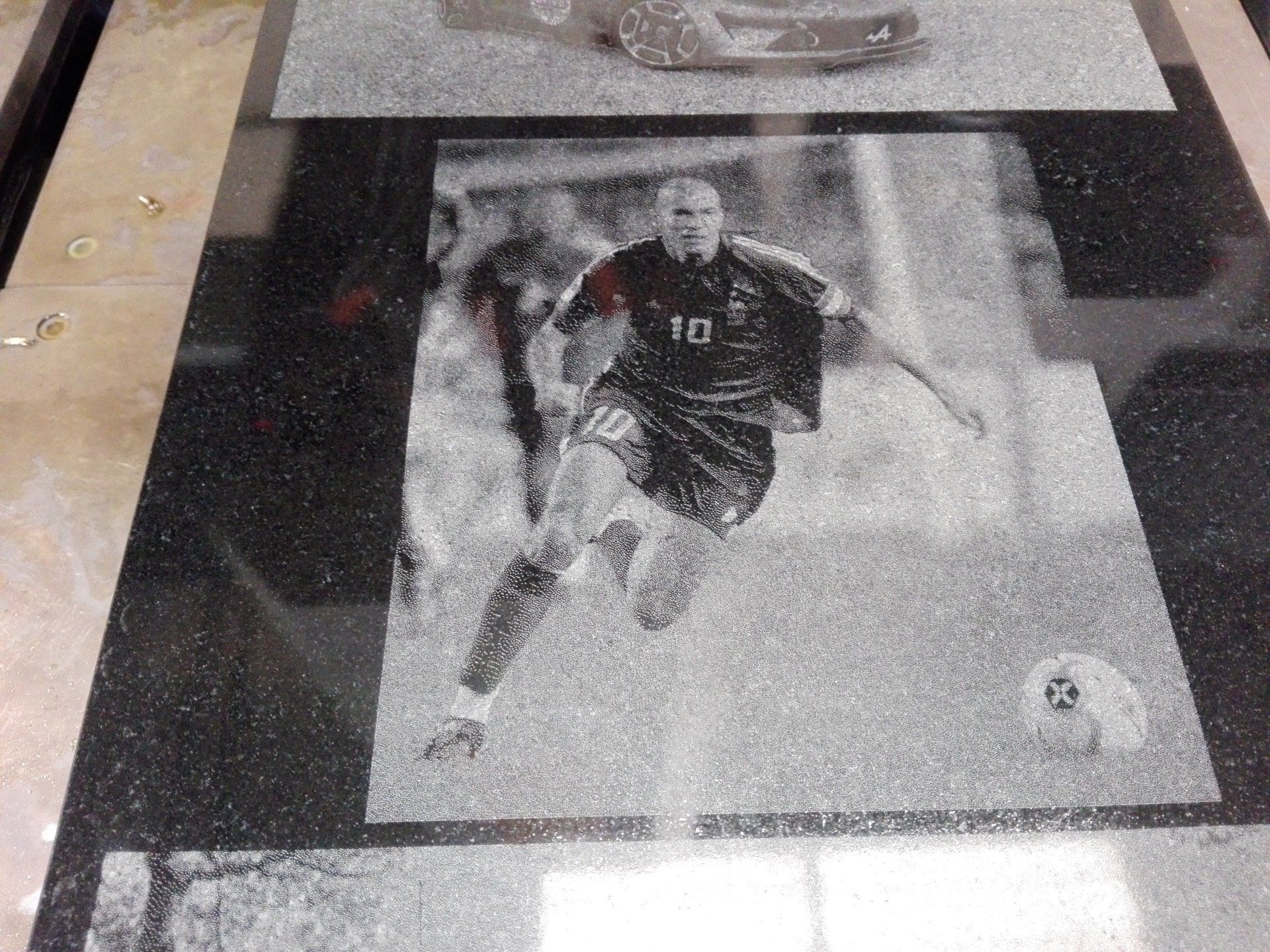 Gravure laser sur pierre noire de Zizou balle au pied en équipe de France