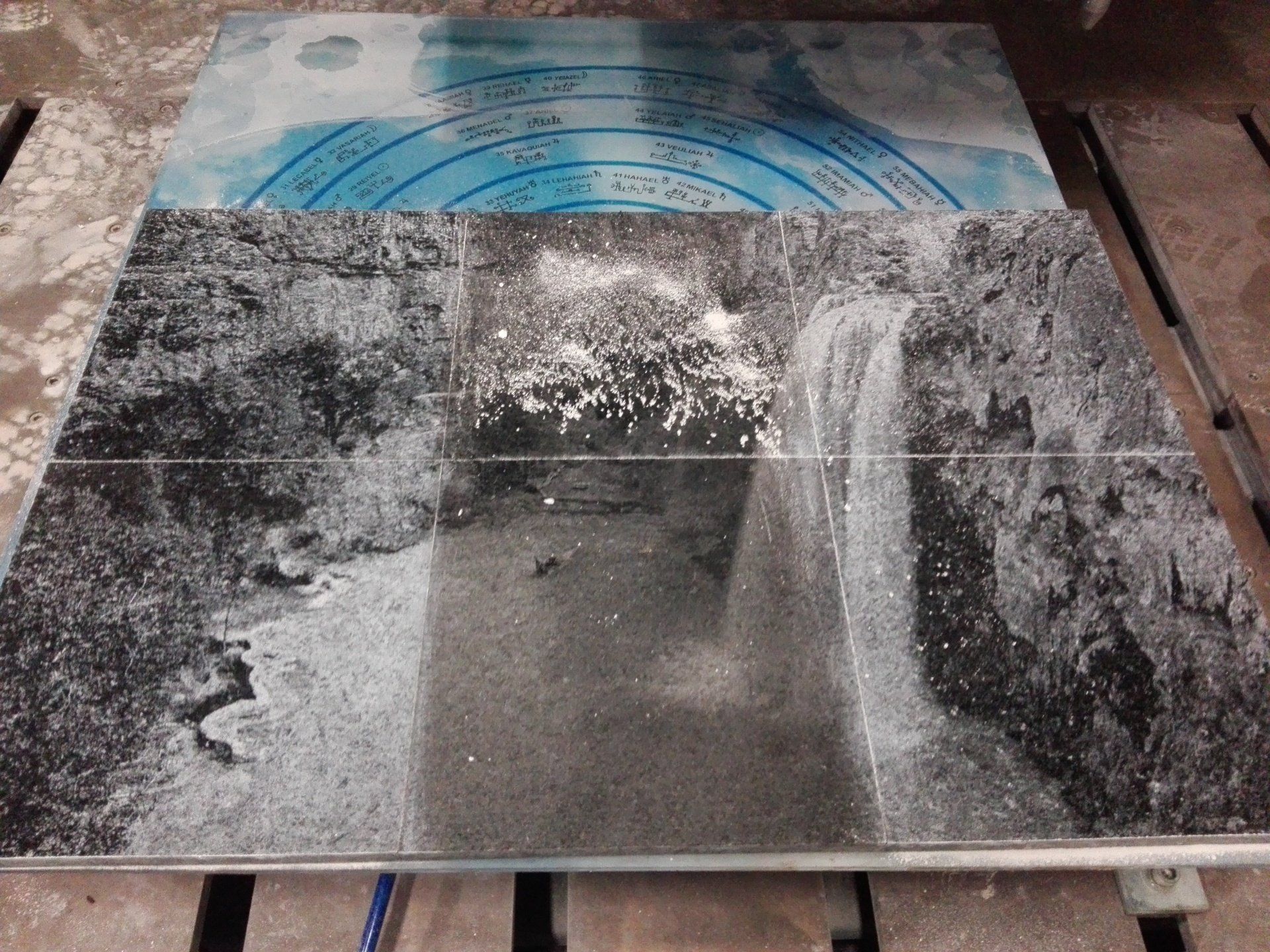 Gravure laser d'une chute d'eau sur pierre noire