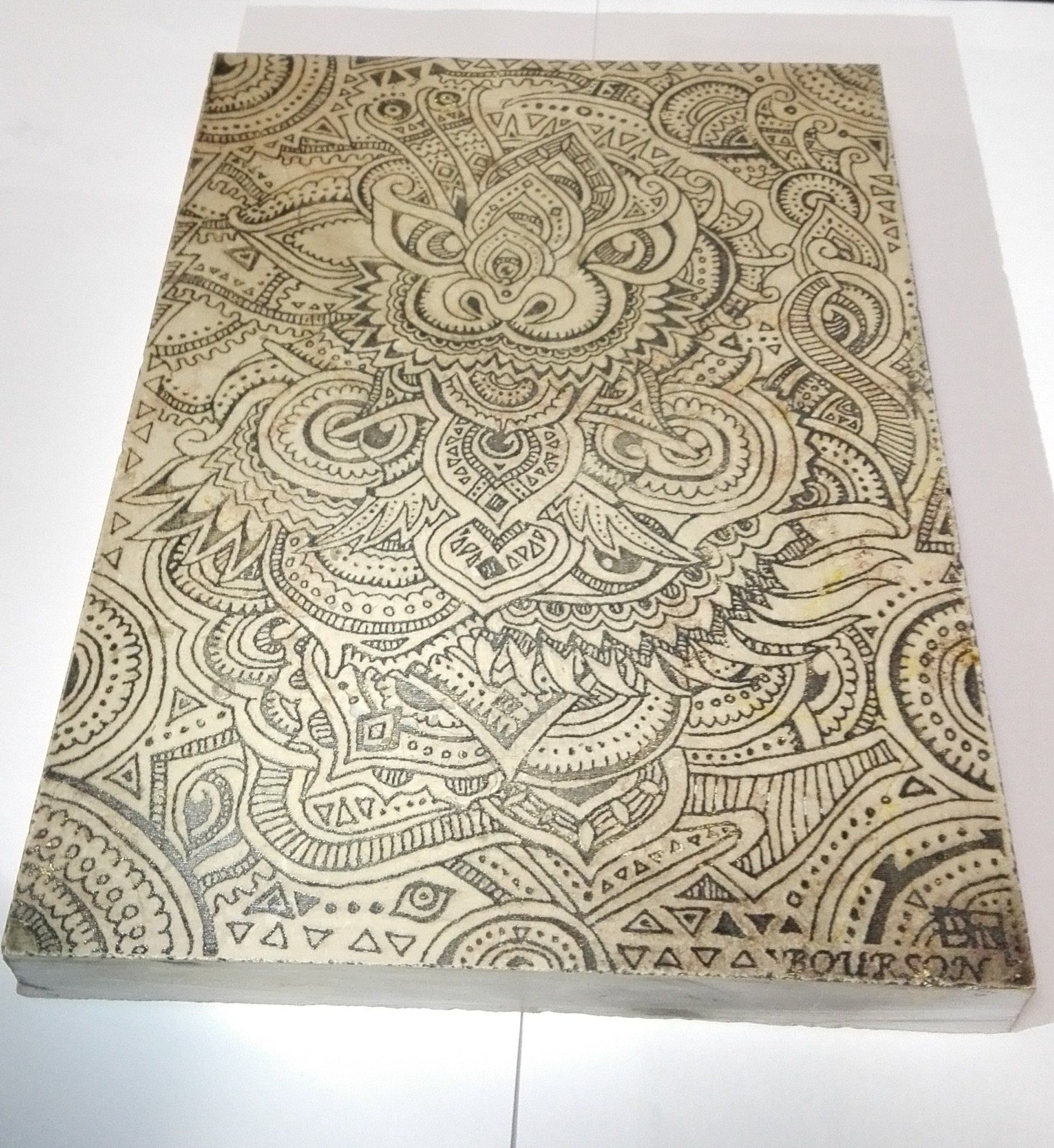 Gravure laser d'un dessin de Henna Paisley sur pierre jaune