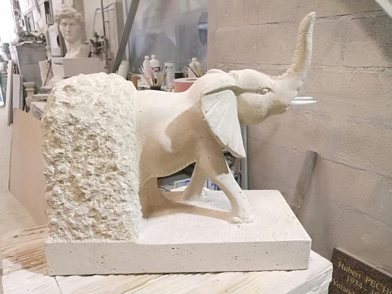 Sculpture d'un éléphant en pierre naturelle en cours de création