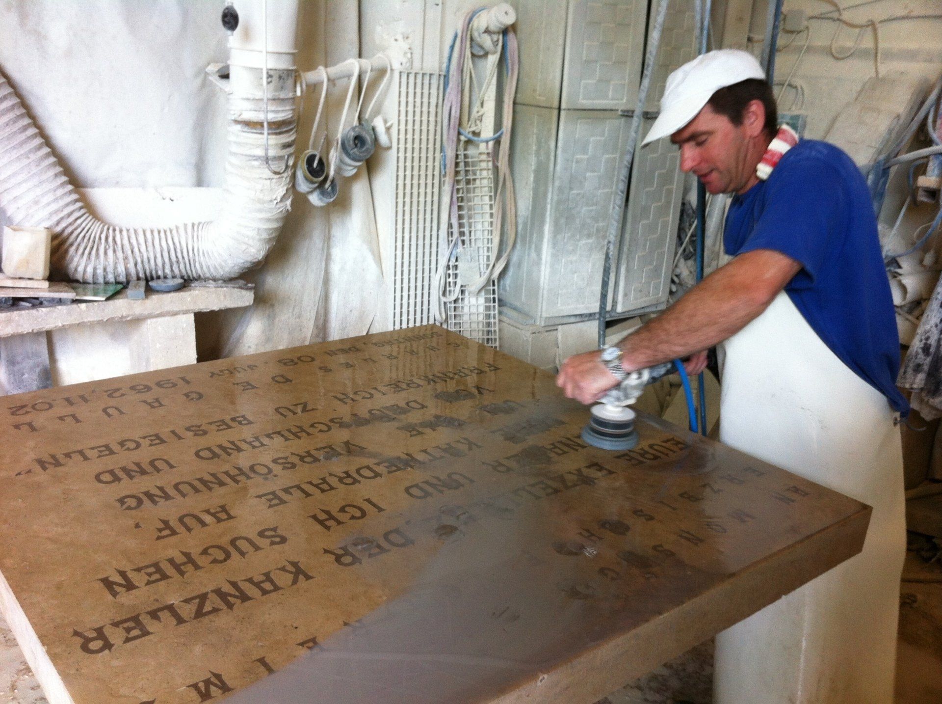 Restauration d'une plaque de marbre par un tailleur de pierre