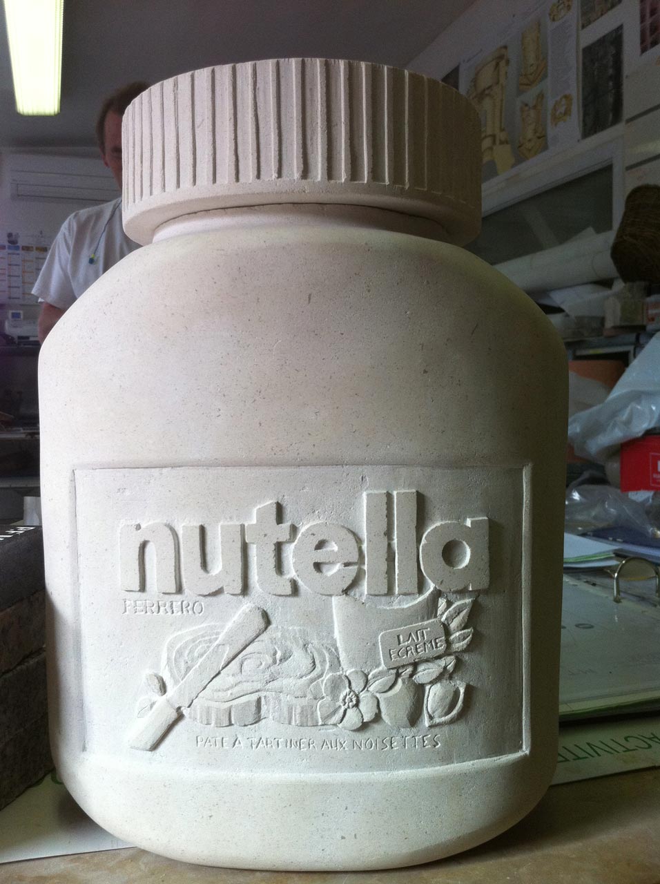 Sculpture d'un pôt de Nutella en pierre naturelle