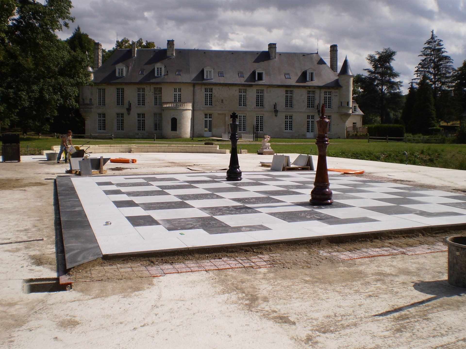 Jeu d'échecs géant en marbre dans un parc