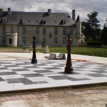 Incroyable jeu d'échecs à taille humaine dans le parc d'un château