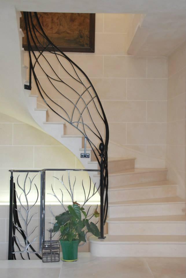 Escalier intérieur en colimaçon avec rembarde en métal