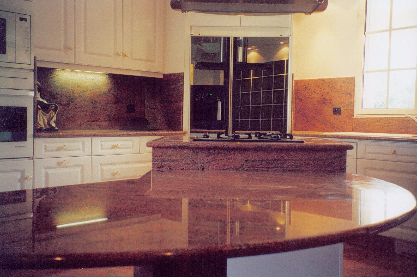 Table et bar en marbre rouge