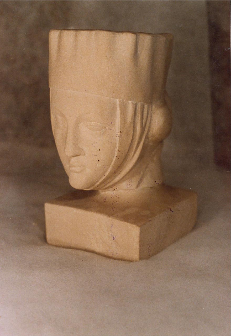 Buste d'une femme avec coiffe médievale et châle autour du cou