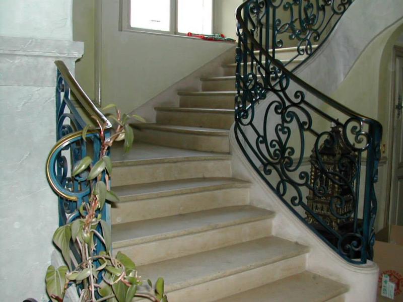 Escalier avec rembarde en métal