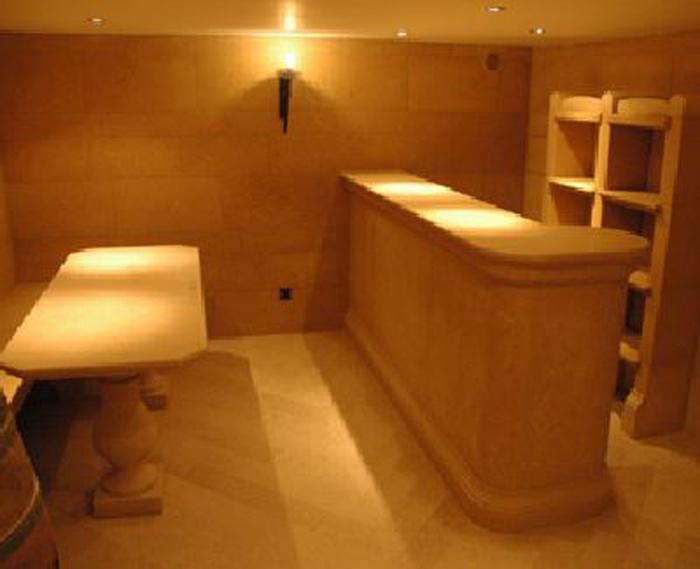 Bar et étagère en pierre dans une cave à vin