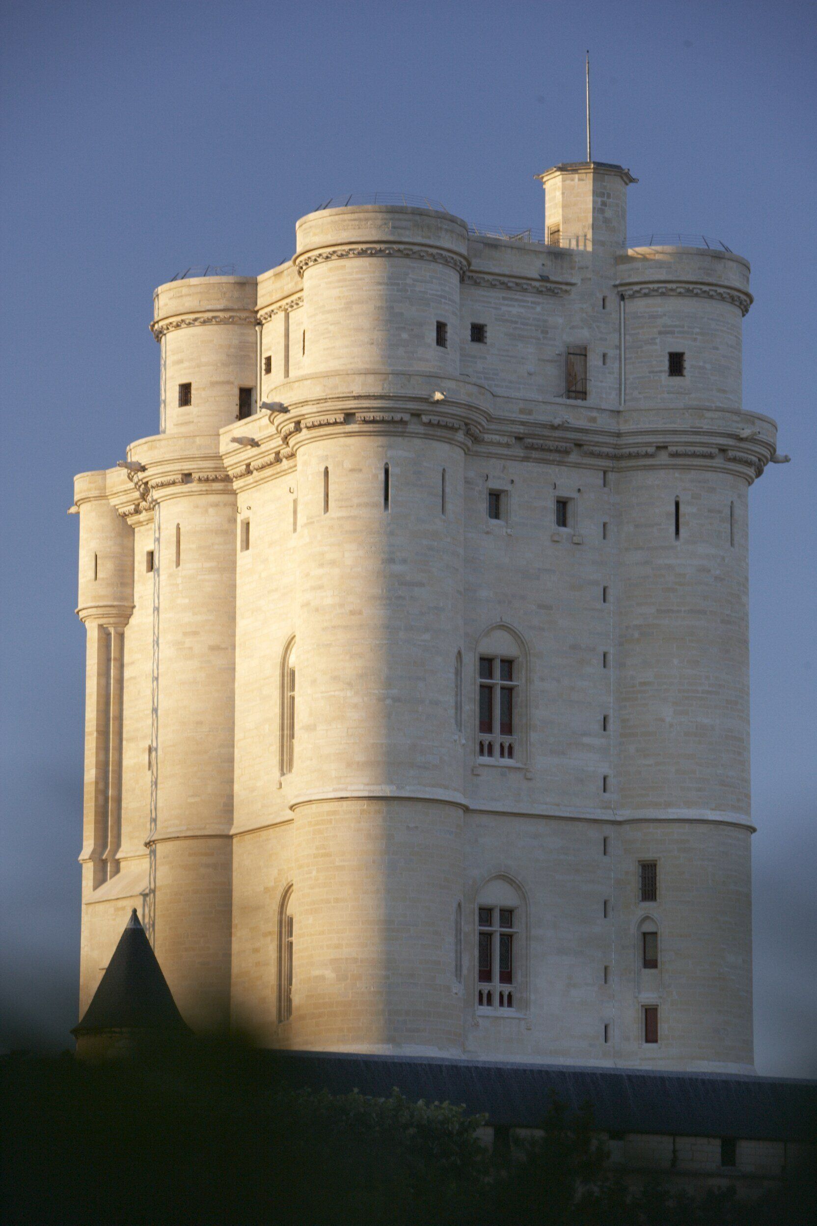 Vue imposante du Château de Vincennes